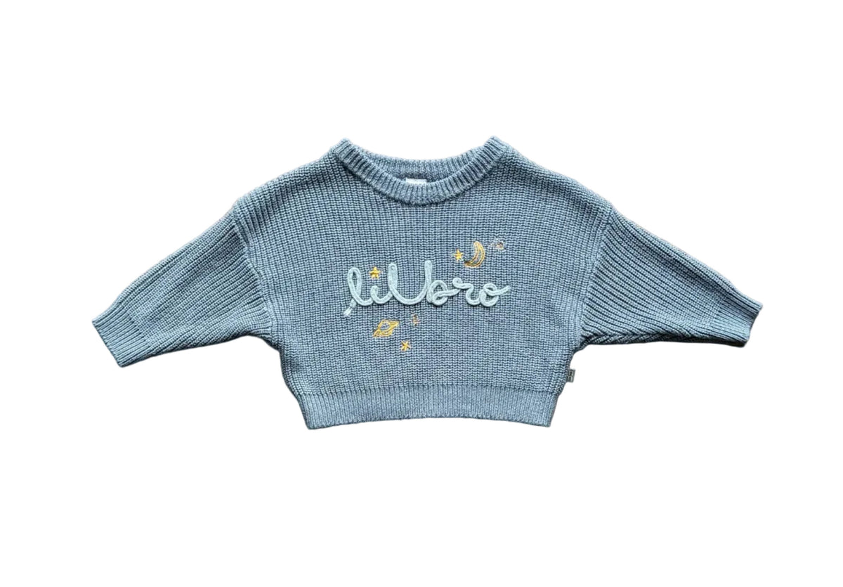 Chandail bébé en tricot bleu-gris, encolure ronde côtelée, manches longues
