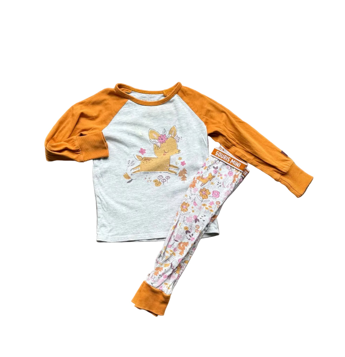 Ensemble pyjama bébé à manches longues ocre, motif animaux et fleurs, pantalon assorti.