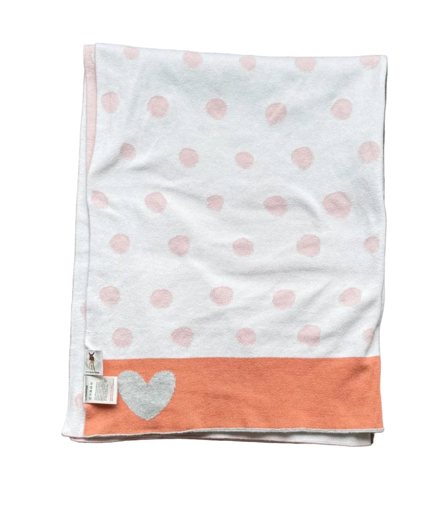 Couverture blanche à pois roses, bord corail et petit cœur bleu en bas