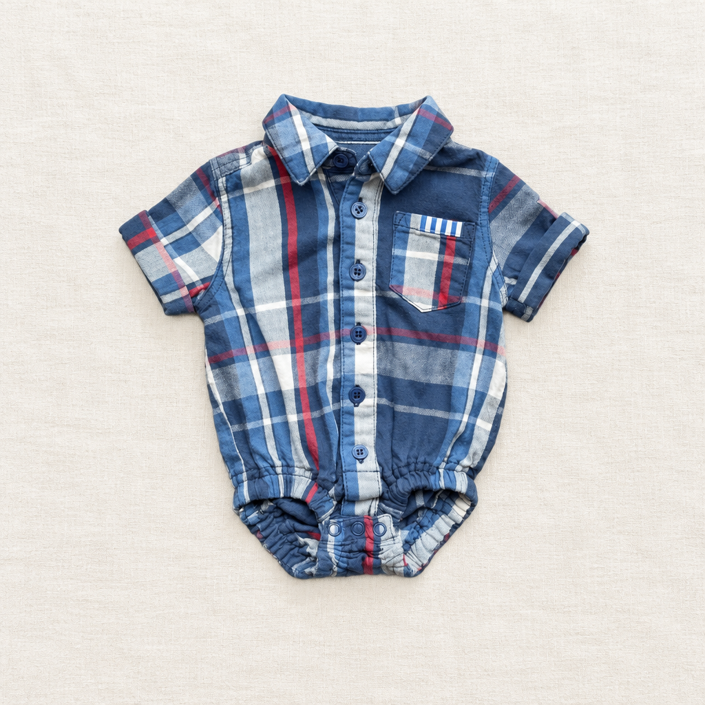 Cache-couche bébé à carreaux bleu et blanc, manches courtes, fermeture boutonnée.