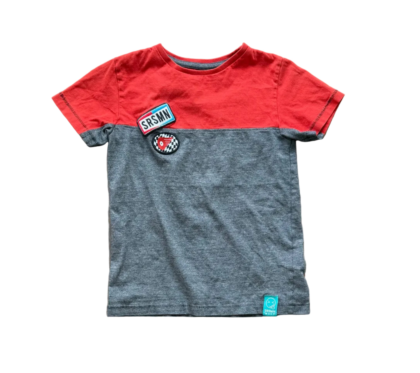 T-shirt enfant deux couleurs rouge et gris, encolure ronde, écussons sur la poitrine
