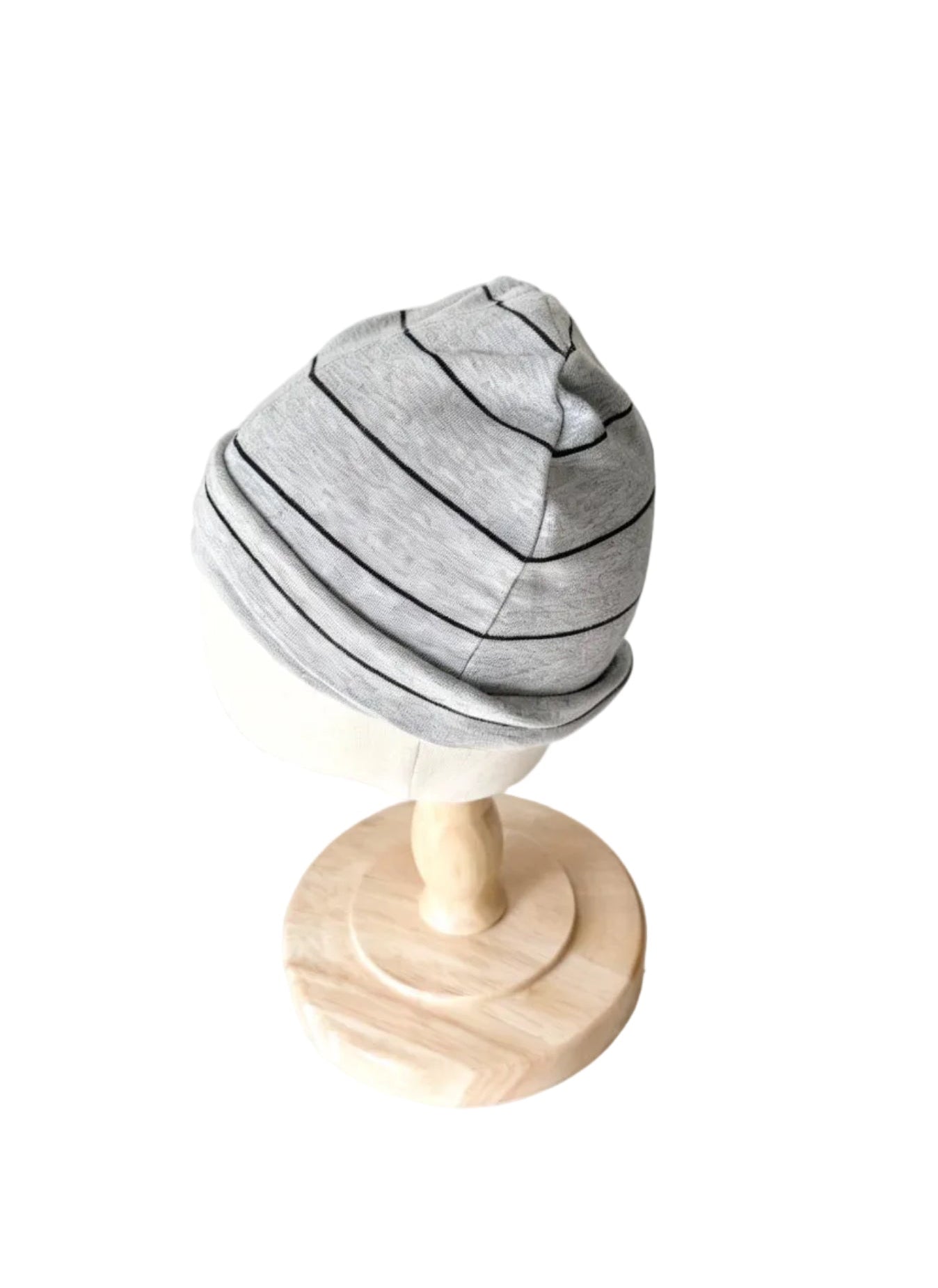 Bonnet rayé gris clair, revers et coutures, porté sur mannequin