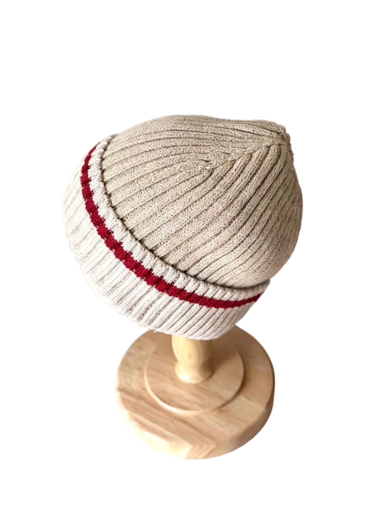 Tuque en tricot beige à rayures rouges et blanches, revers côtelé.