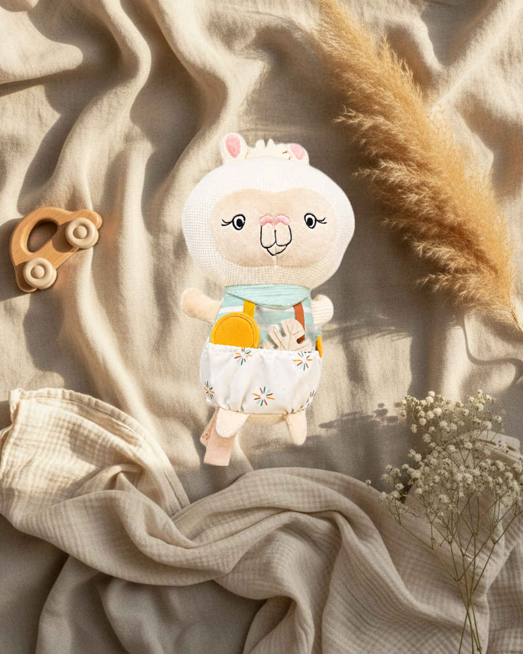 Peluche d’éveil en forme d’ourson beige avec bonnet à oreilles et tenue blanche