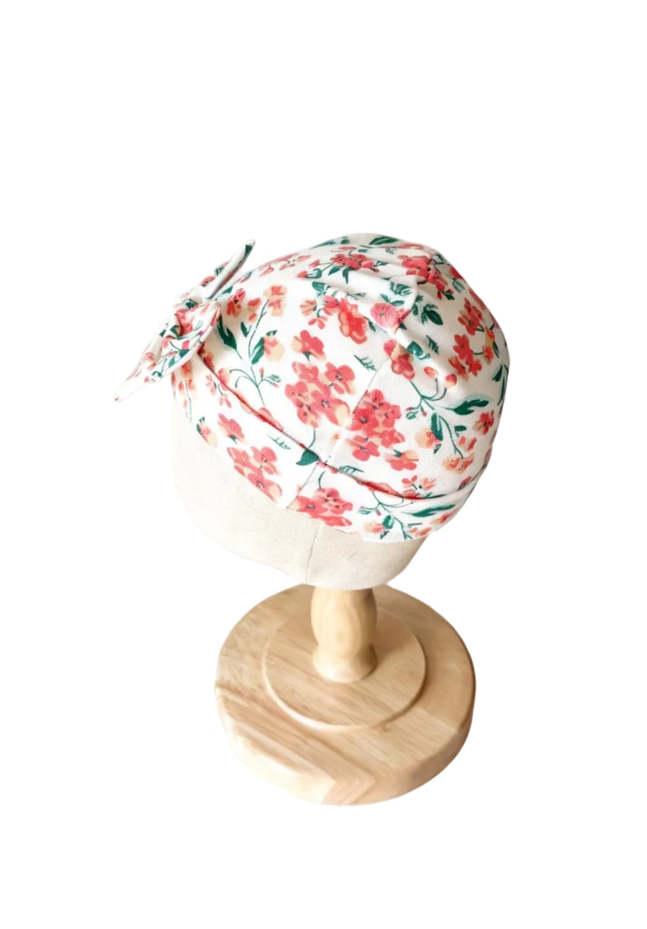 Bonnet à fleurs, tissu blanc, motifs roses et verts.