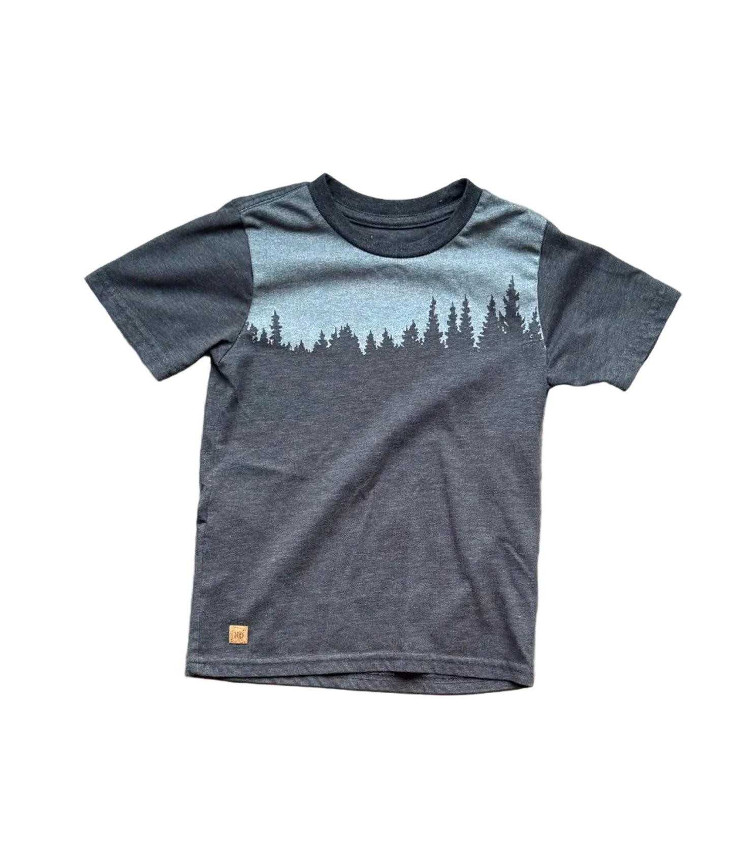 T-shirt enfant gris foncé avec motif forêt et sapins sur le devant, col rond