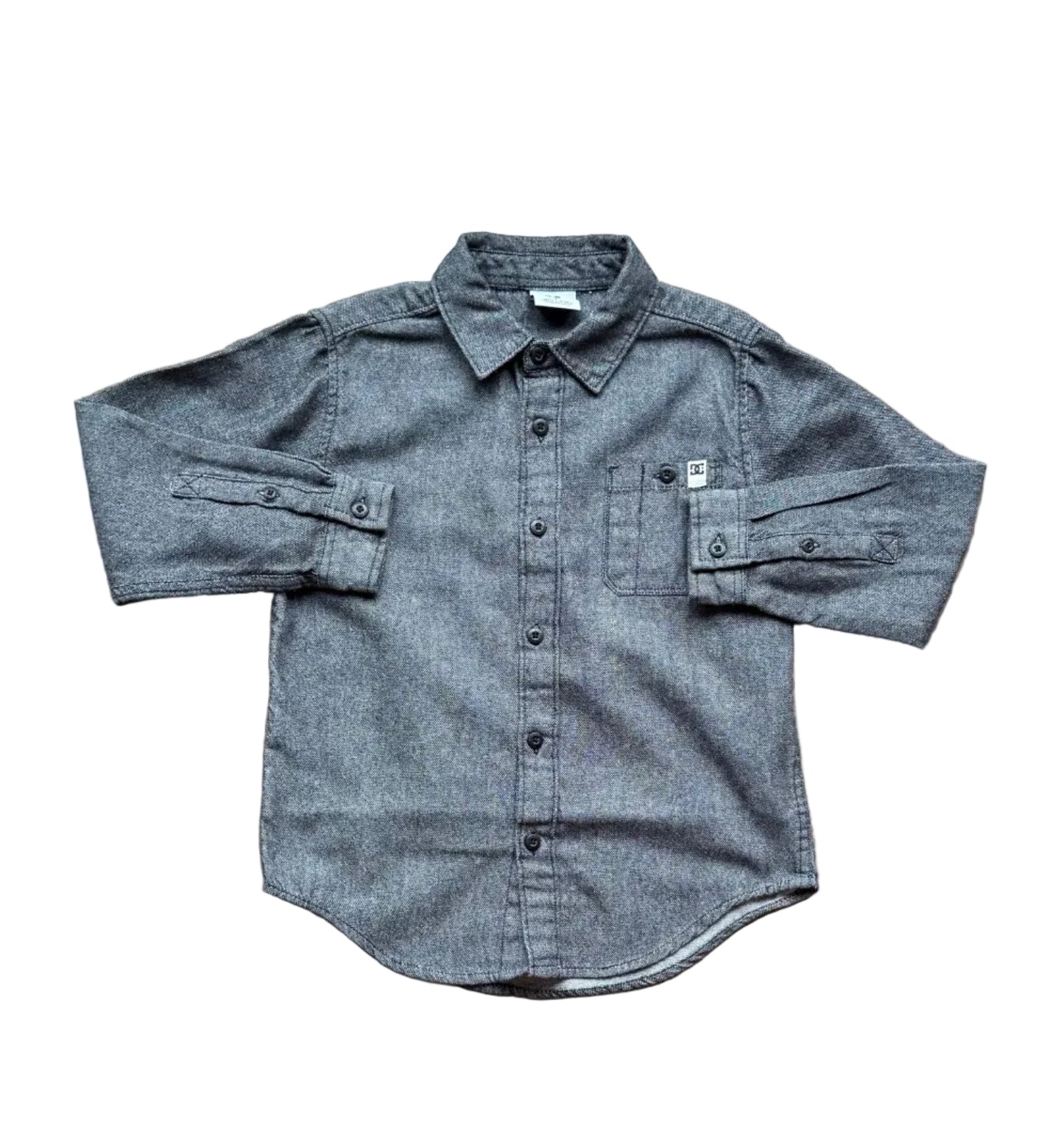 Chemise enfant boutonnée en denim bleu, col classique et poignets boutonnés