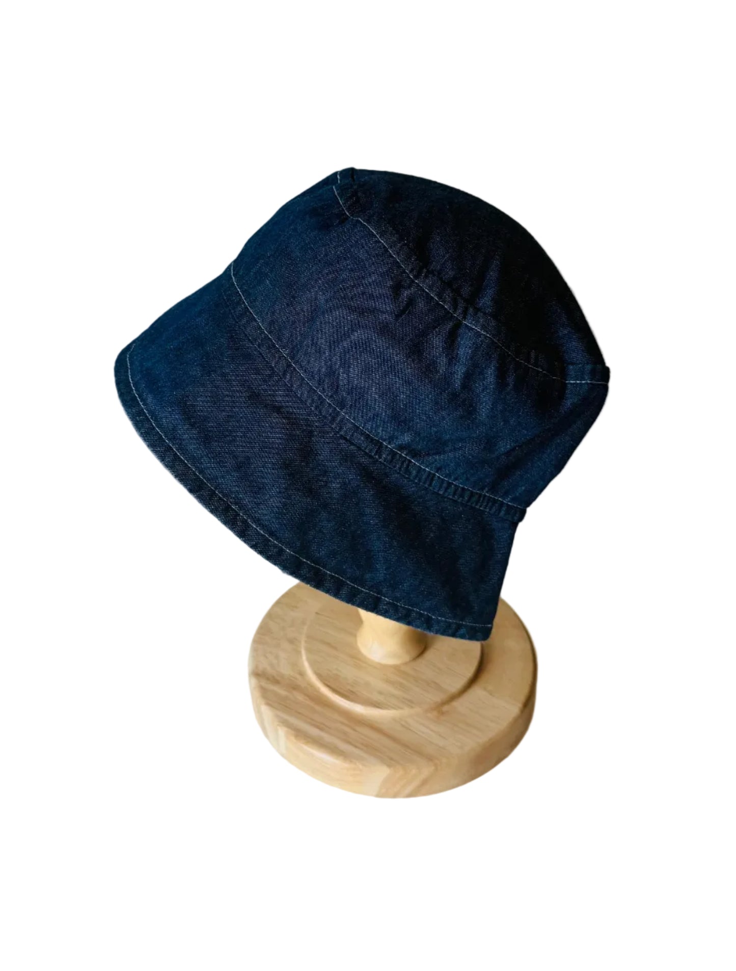 Chapeau enfant bleu en tissu, bords rabattables et couture décorative.