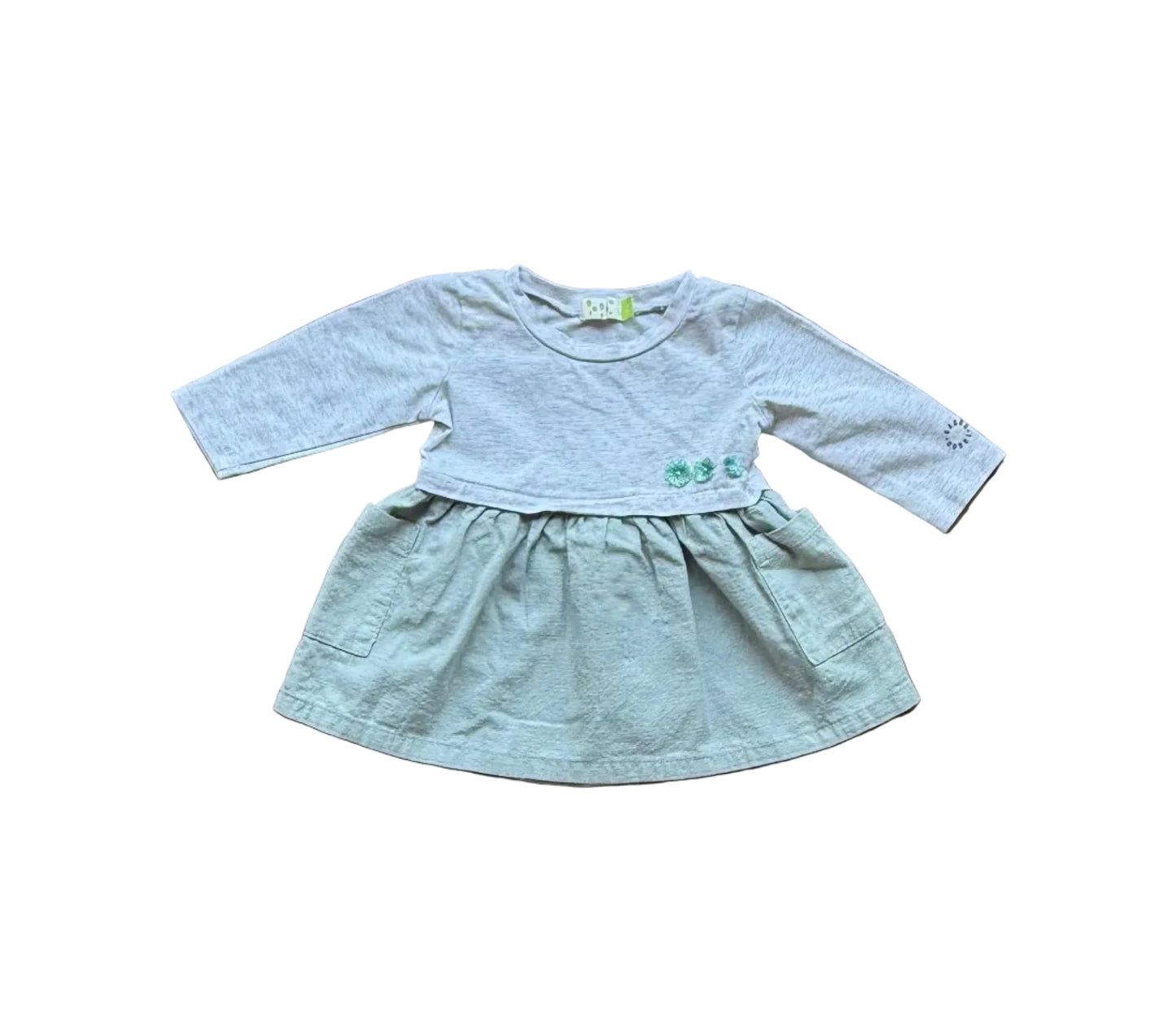Robe bébé 3 mois, manches longues, bleu clair, bas froncé en tissu léger.