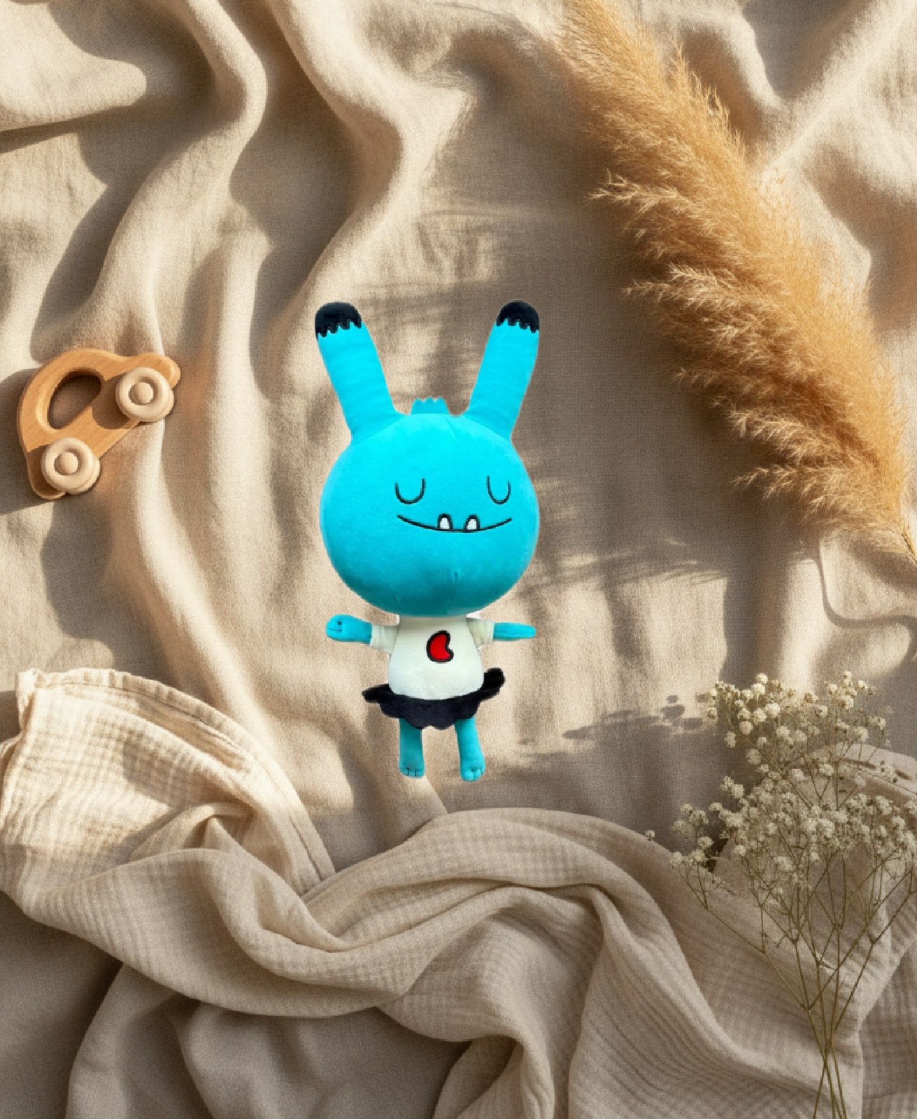 Peluche lapin monstre bleu avec cœur rouge brodé et grandes oreilles