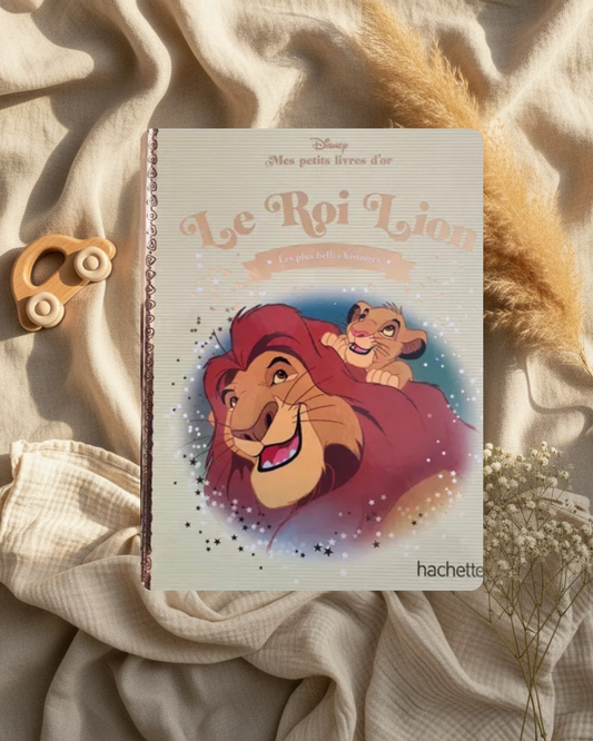 Livre Le Roi Lion en français, couverture illustrée de lions et étoiles