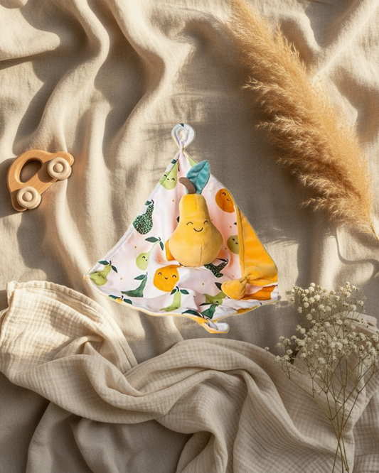 Mini doudou Peluche Mary Meyer en tissu triangle à motif fruits, avec petit personnage jaune.
