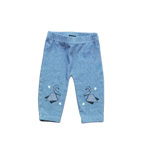 Legging bébé bleu clair 3 mois, motif colimaçon et étoiles aux genoux.