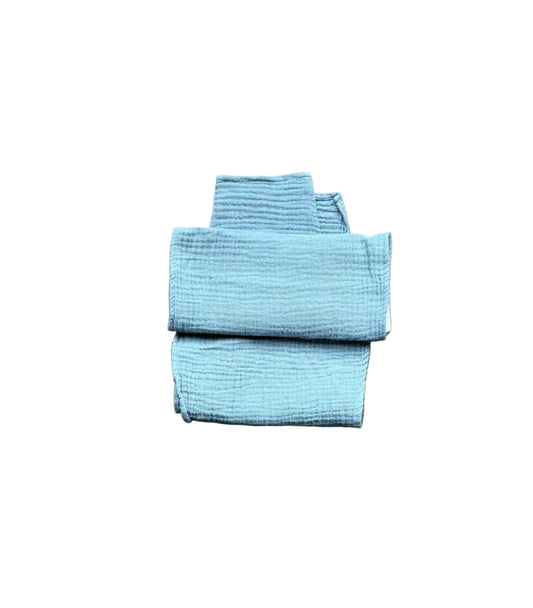 Foulard bleu azure en tissu léger, plié en plusieurs épaisseurs