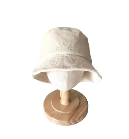 Chapeau baquet bébé Rylee + Cru P/S en coton écru, appliqué sur le devant