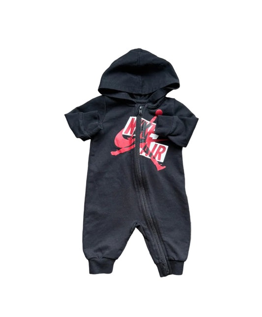 Combinaison bébé Jordan noire à capuche, fermeture zippée et motif Air rouge/blanc