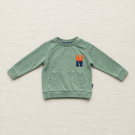 Chandail bébé vert forêt à manches longues, col rond et poche kangourou, logo orange.
