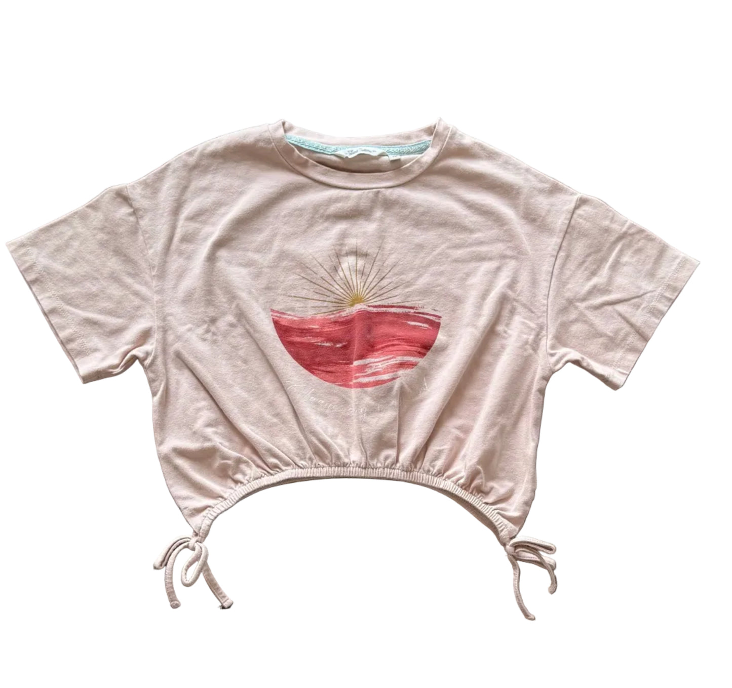 T-shirt Island Trotters 10 ans rose crème, motif soleil rouge, ourlet à cordon