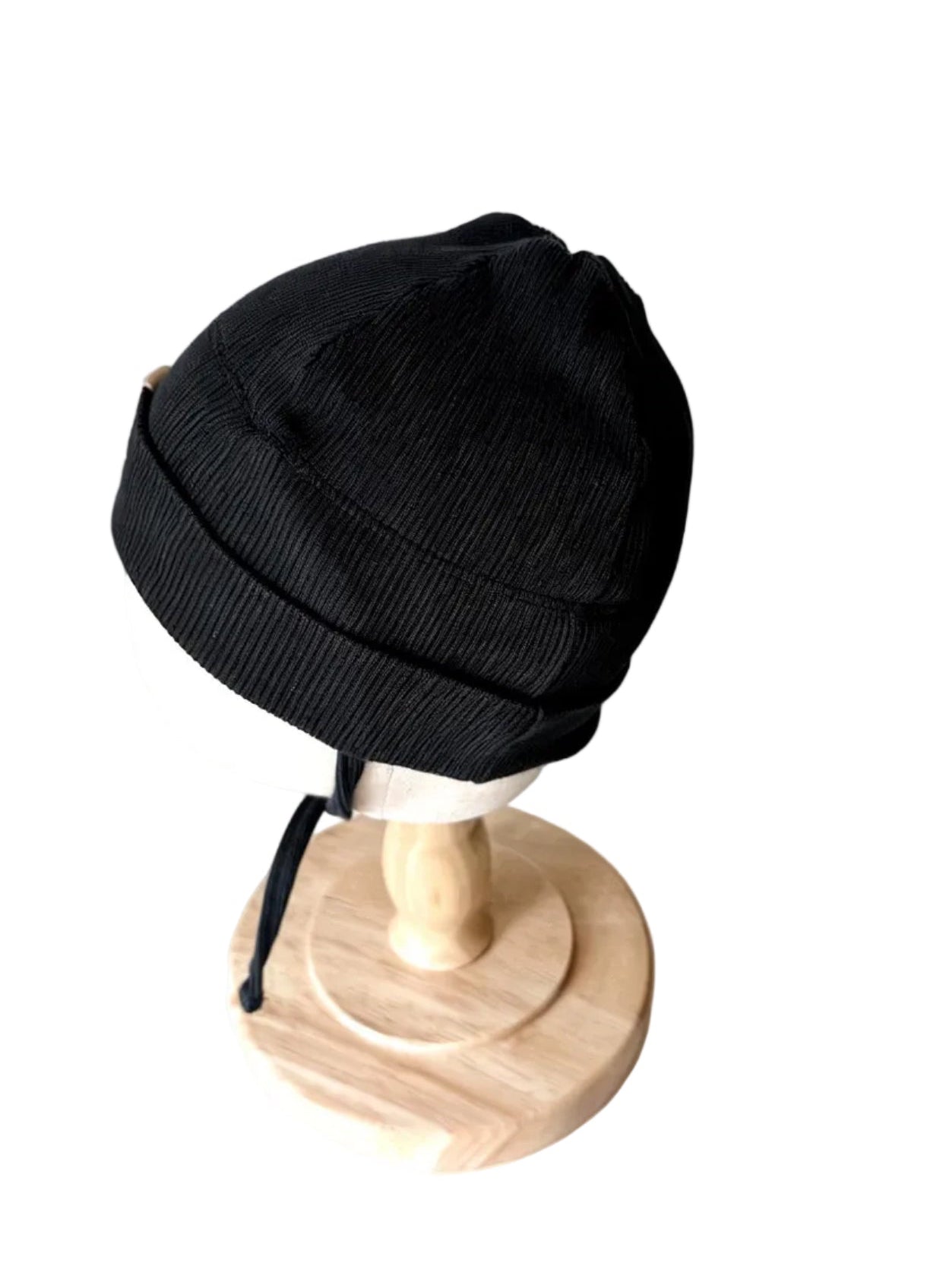 Bonnet tricot marine enfant, bord côtelé et liens d’attache sur le côté