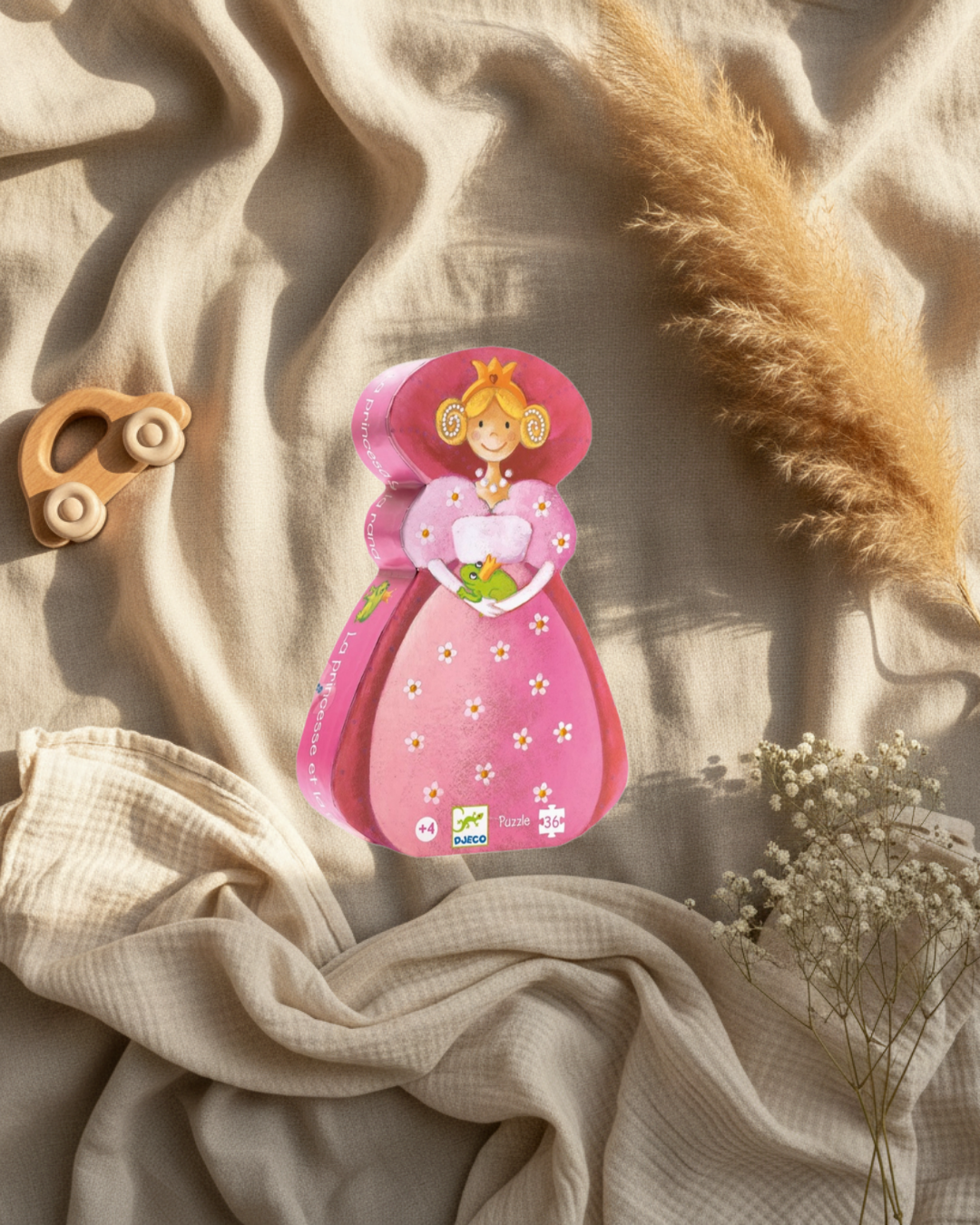Casse-tête princesse Djeco sur boîte rose, fille couronnée en robe violette et motif floral