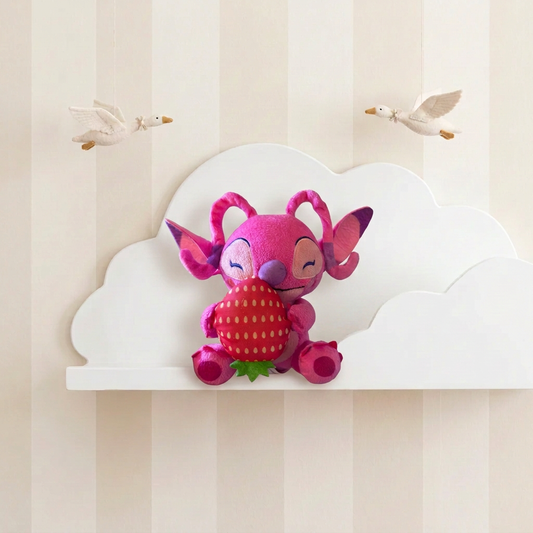 Peluche d'ange rose framboise avec grandes ailes blanches et une fraise rouge en tissu