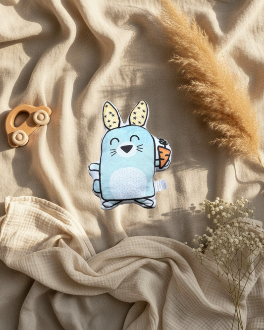 Coussin en tissu beige avec appliqué lapin bleu brodé