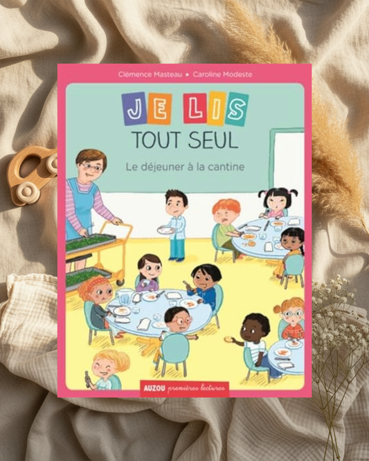 Livre jeunesse illustré à couverture rose et lettres colorées, scène de repas en famille.