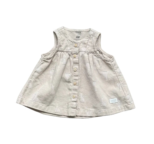 Robe bébé sans manches taupe, boutonnée devant, empiècements en relief