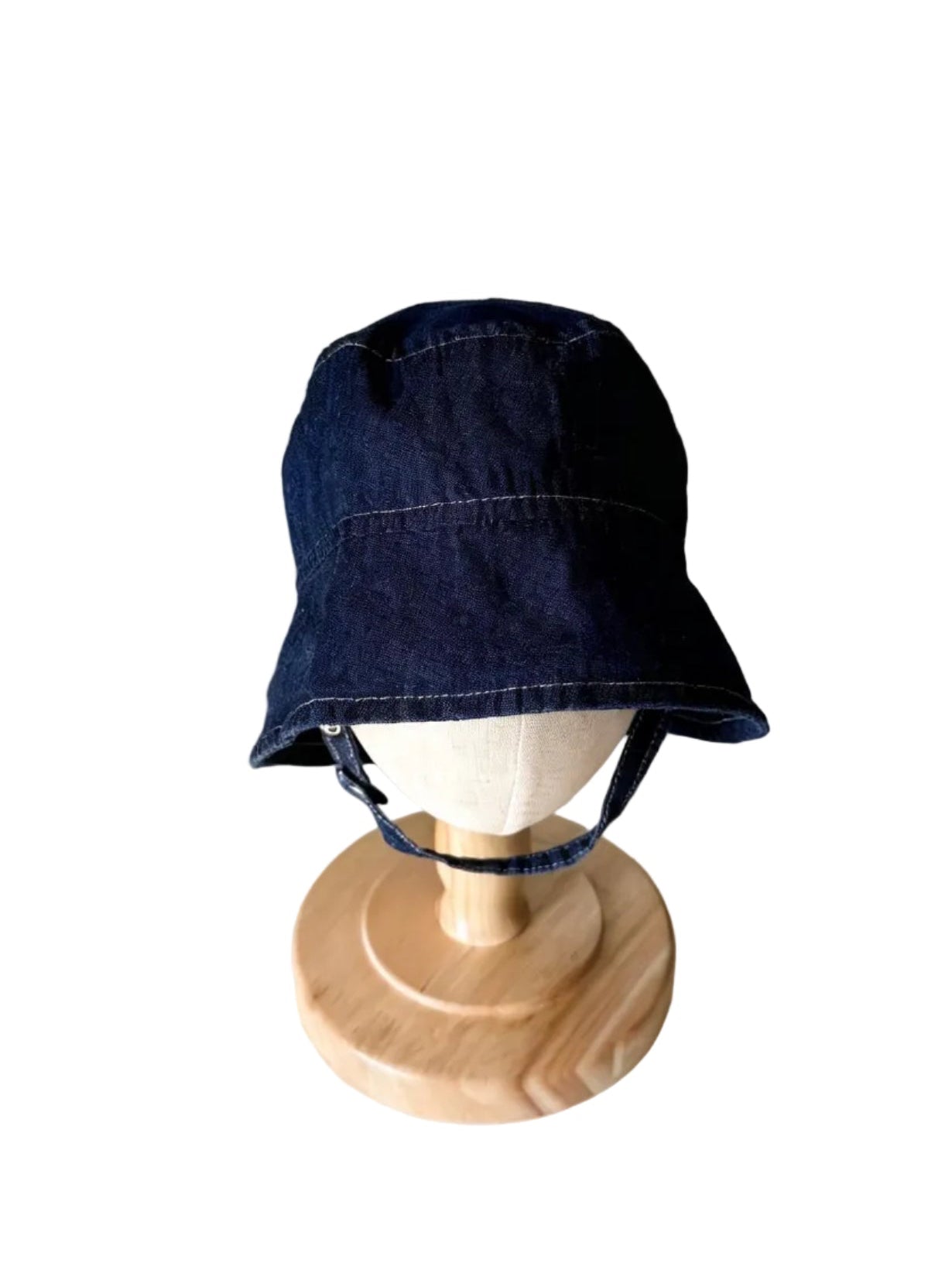 Chapeau enfant bleu en tissu, avec bords et attache sous le menton.