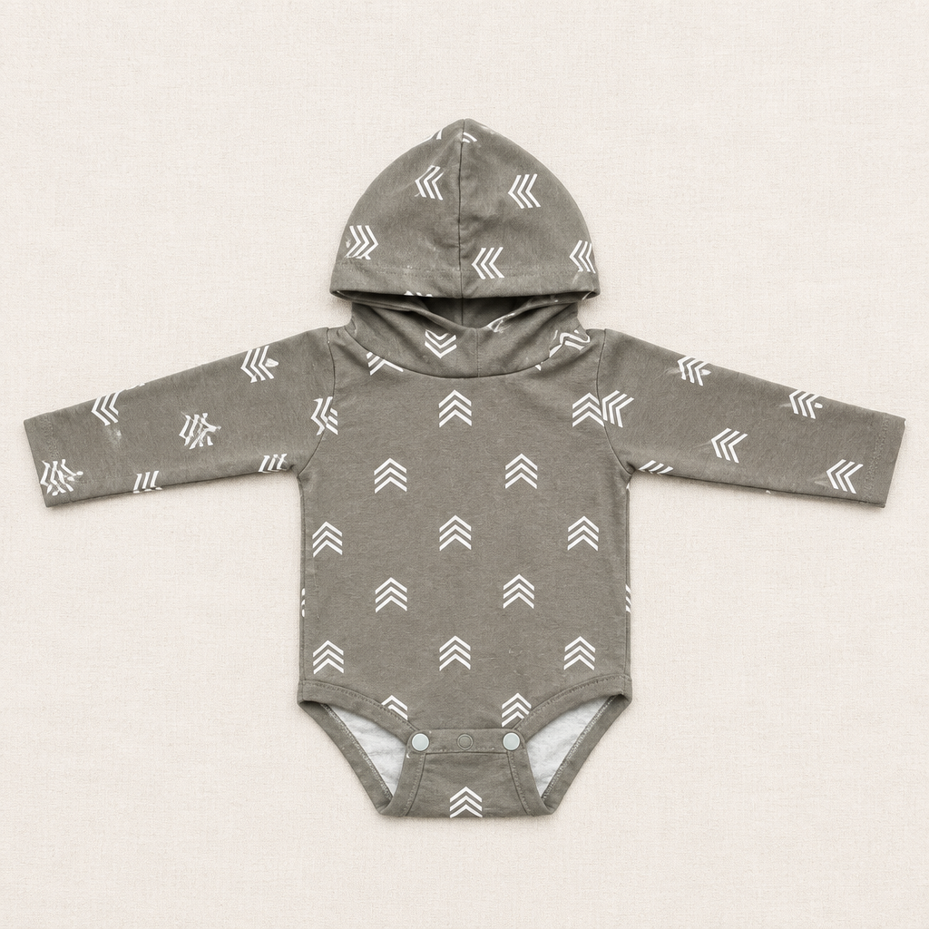 Cache-couche bébé à capuche gris, motif flèches blanches, fermeture pression