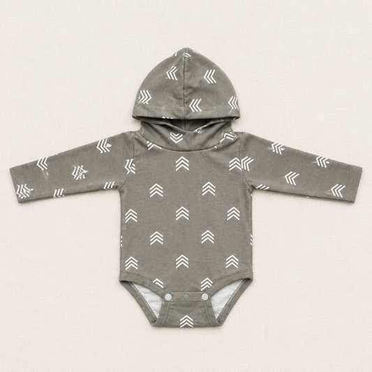 Cache-couche bébé à capuche gris, motif flèches blanches, fermeture pression