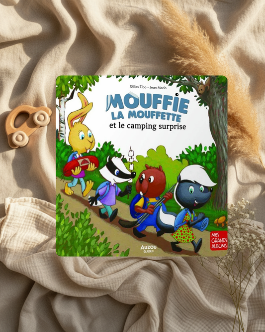 Livre jeunesse sur tissu beige, couverture « Mouffie la moufette » et camping