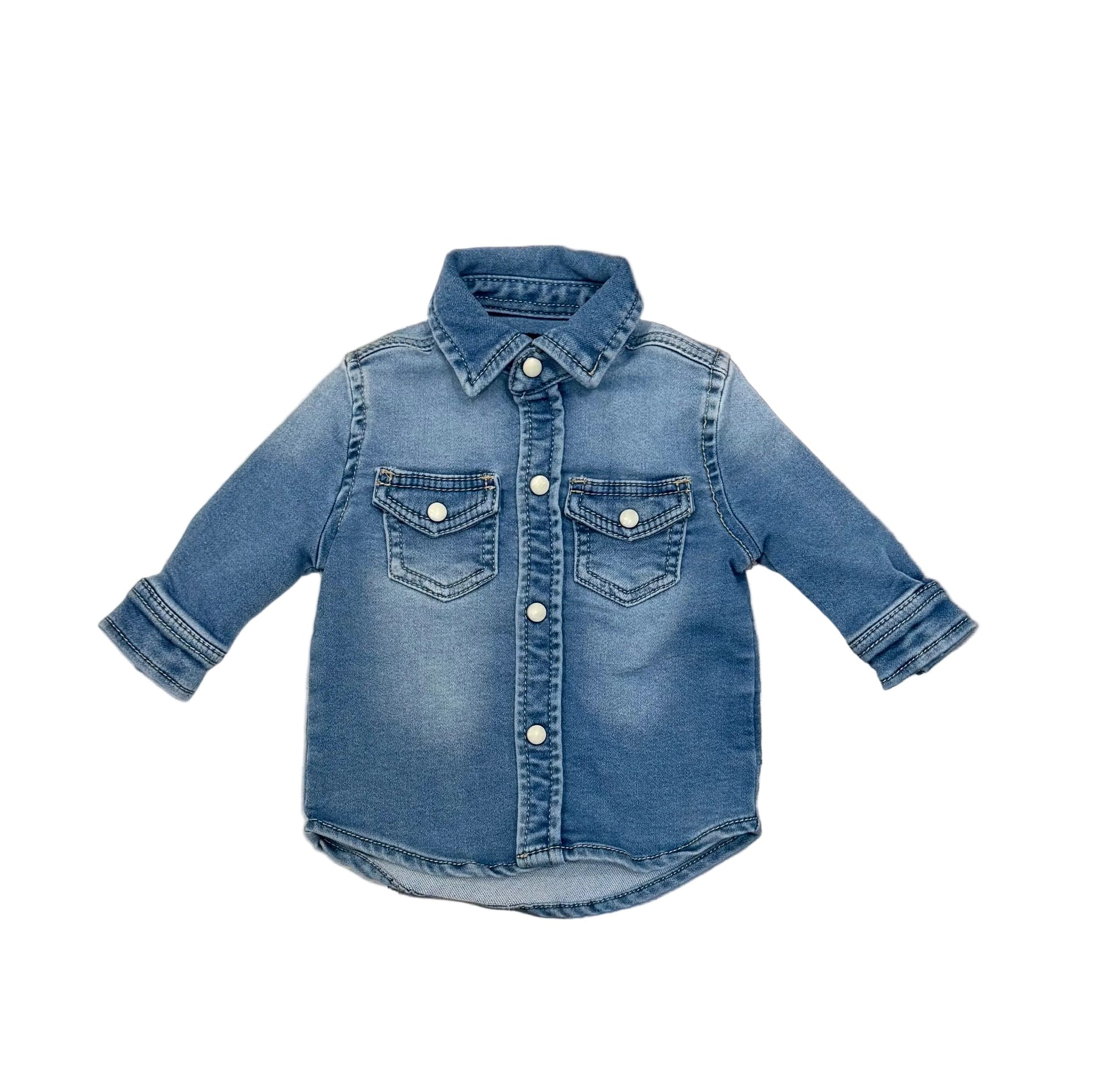 Chemise jean bleu 6 mois, boutonnée devant, col et 2 poches poitrine.