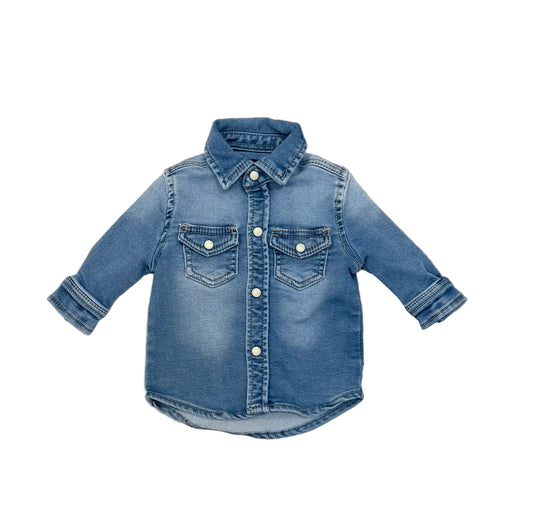 Chemise jean bleu 6 mois, boutonnée devant, col et 2 poches poitrine.