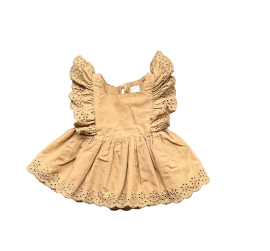 Robe bébé beige clair à volants épaules, empiècement froncé, bas ajouré