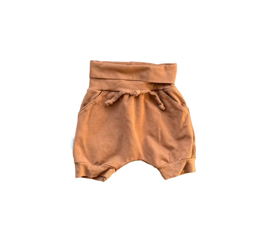 Short bébé brun en tissu, taille élastique avec cordon de serrage, entrejambe court