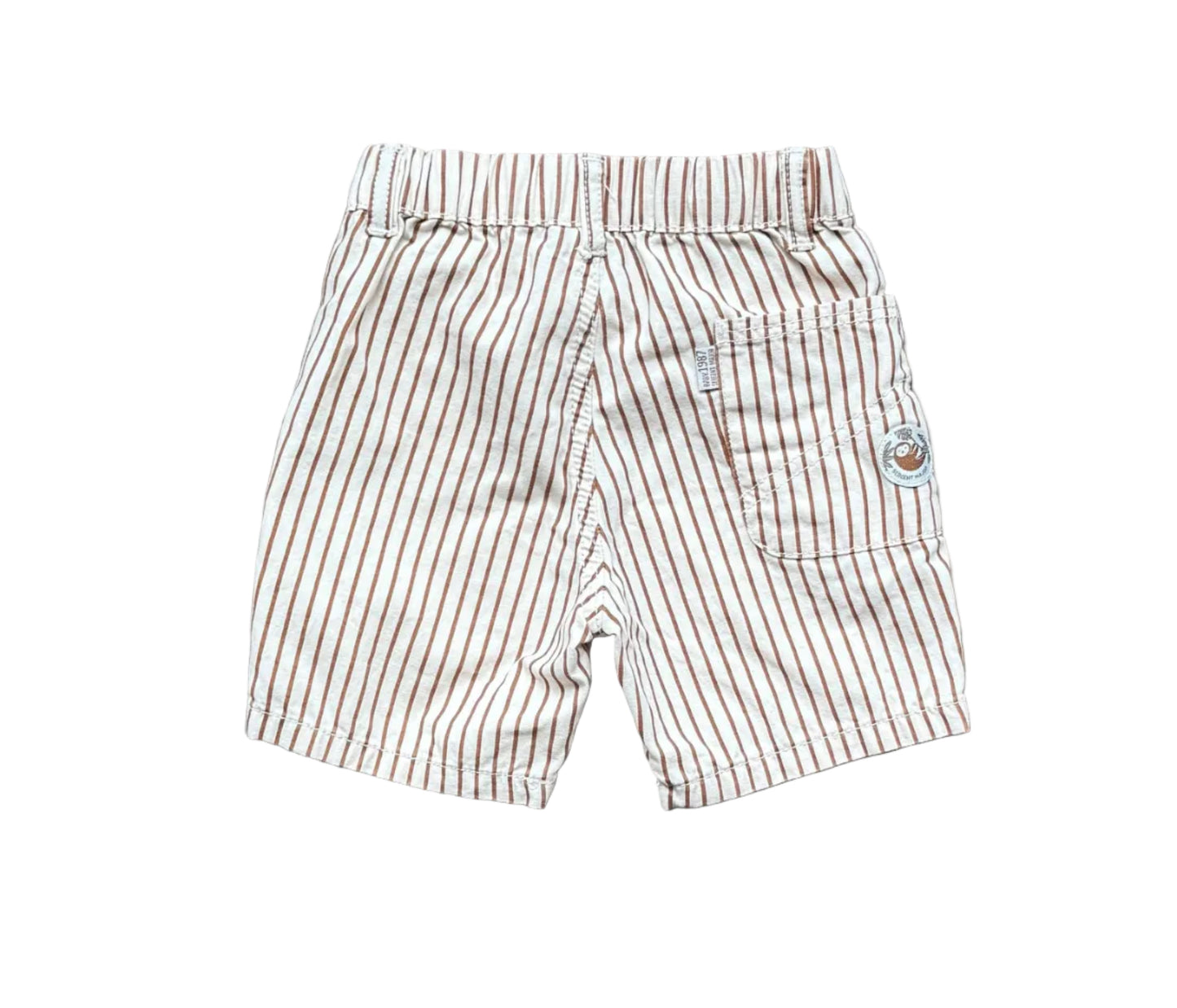 Short 12 mois à rayures verticales, poches plaquées, petit badge sur la jambe