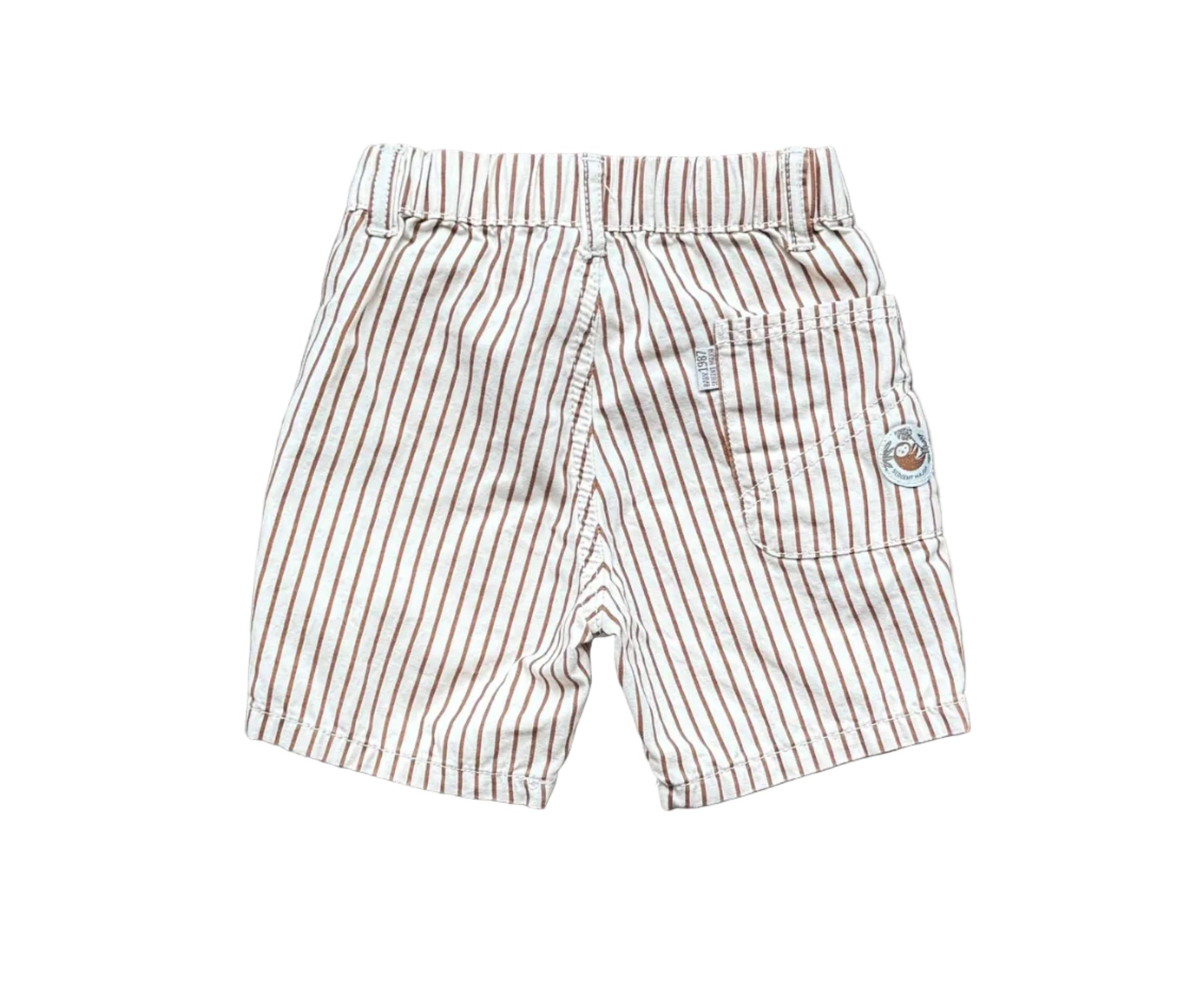 Short 12 mois à rayures verticales, poches plaquées, petit badge sur la jambe