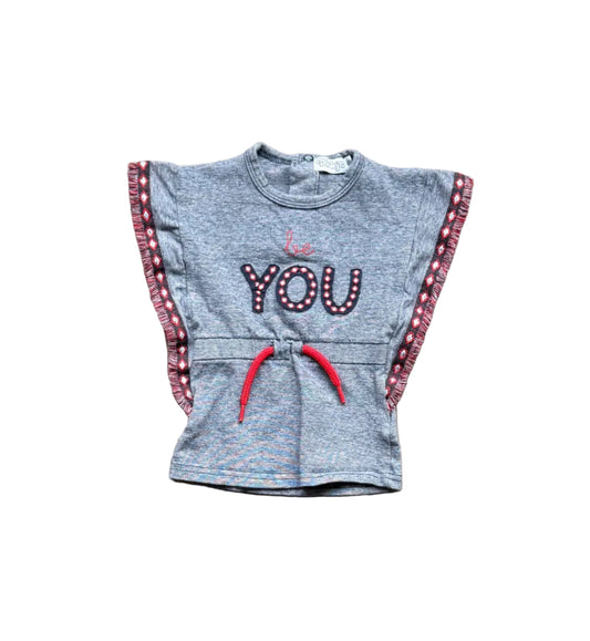 Chandail bébé gris 9 mois, manches bordées rouge, motif «YOU» en flocage