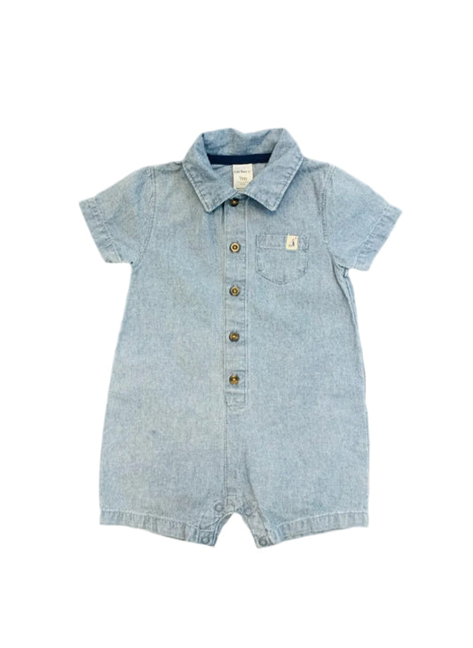 Combinaison bébé Carter’s bleu clair, col chemise, boutons devant et poche poitrine.