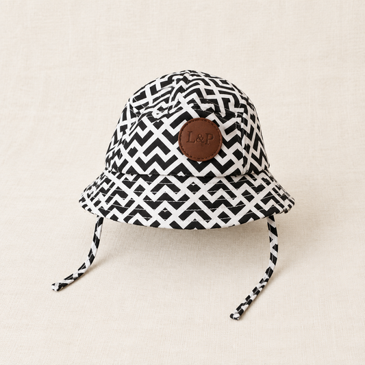 Chapeau bébé 0-3 mois L&P à motif géométrique noir et blanc, patte ronde marron