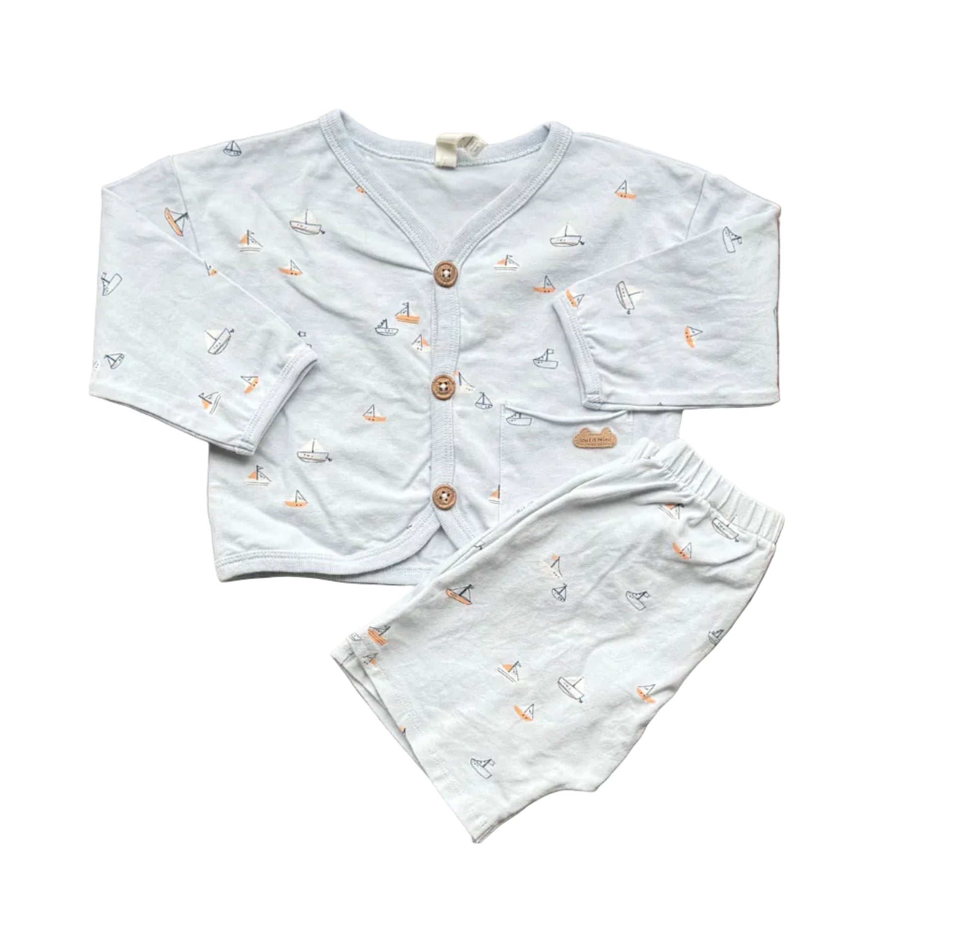 Ensemble bébé manches longues et pantalon, imprimé voiliers, boutonnage devant.