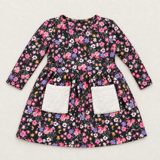 Robe bébé 9 mois Le Chat Botté à manches longues, fleurs roses sur fond sombre.