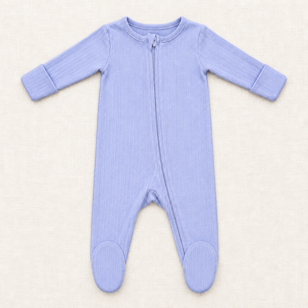 Pyjama bébé bleu clair à longues manches, zip devant, pieds intégrés