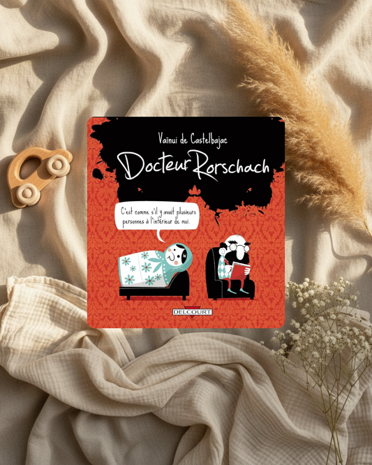Livre de poche à couverture rouge, illustrée de personnages et logo Delcourt