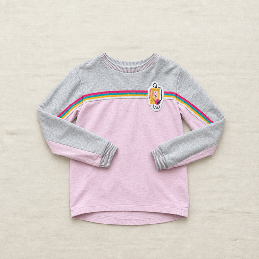 Chandail enfant rose pâle et gris, manches longues, rayures arc-en-ciel et patch souris
