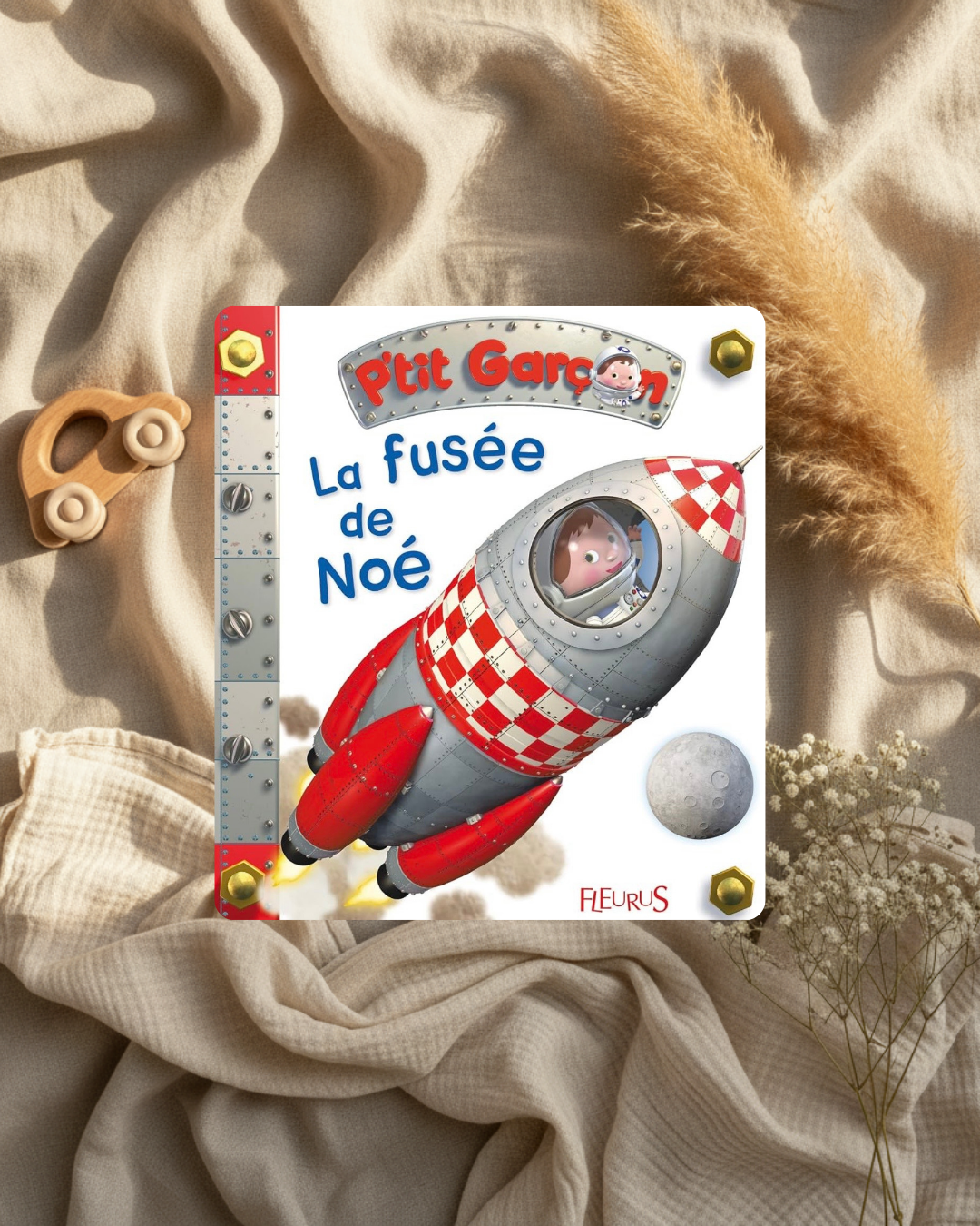 Livre jeunesse: couverture rouge avec fusée et texte « La fusée de Noé »