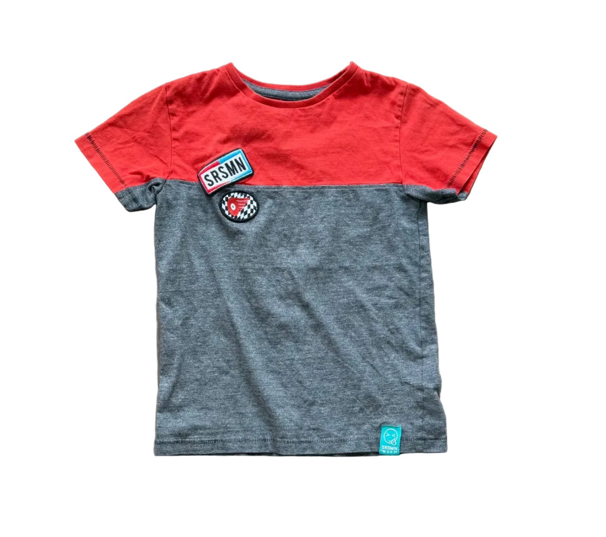 T-shirt enfant deux couleurs rouge et gris, encolure ronde, écussons sur la poitrine