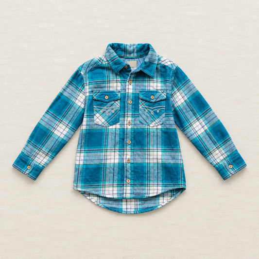 Chemise enfant à carreaux bleu, manches longues, col, boutons et 2 poches poitrine.