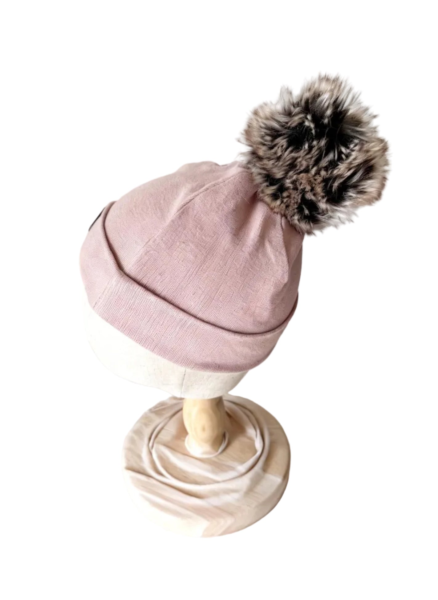 Tuque bébé vieux rose à pompon en fourrure, vue de côté avec revers